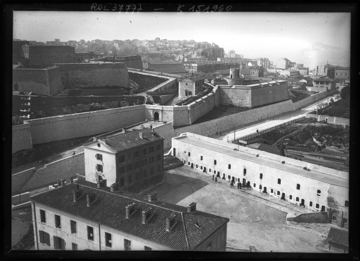 Marseille [vue d'un fort sur le front de mer] : [photographie de presse] / [Agence Rol]
