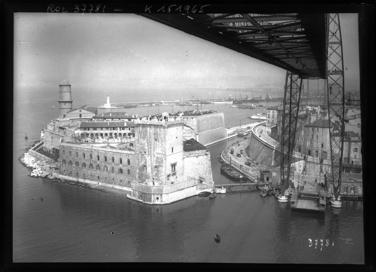 Marseille [vue du fort Saint-Jean du haut d'un pont transbordeur] : [photographie de presse] / [Agence Rol]
