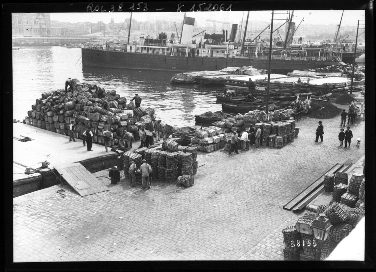 Marseille, le port [des tas de gros paniers] : [photographie de presse] / [Agence Rol]