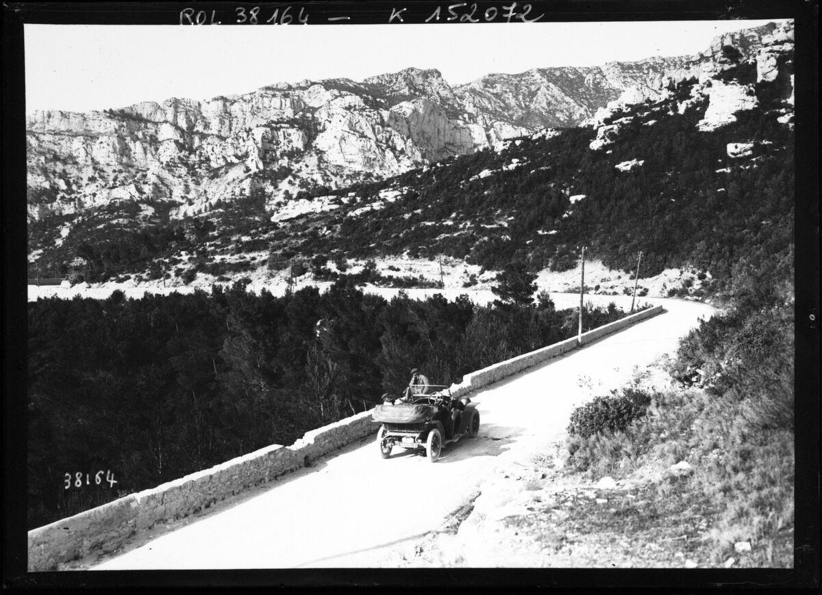 Route de Marseille à Cassis [avec une automobile] : [photographie de presse] / [Agence Rol]