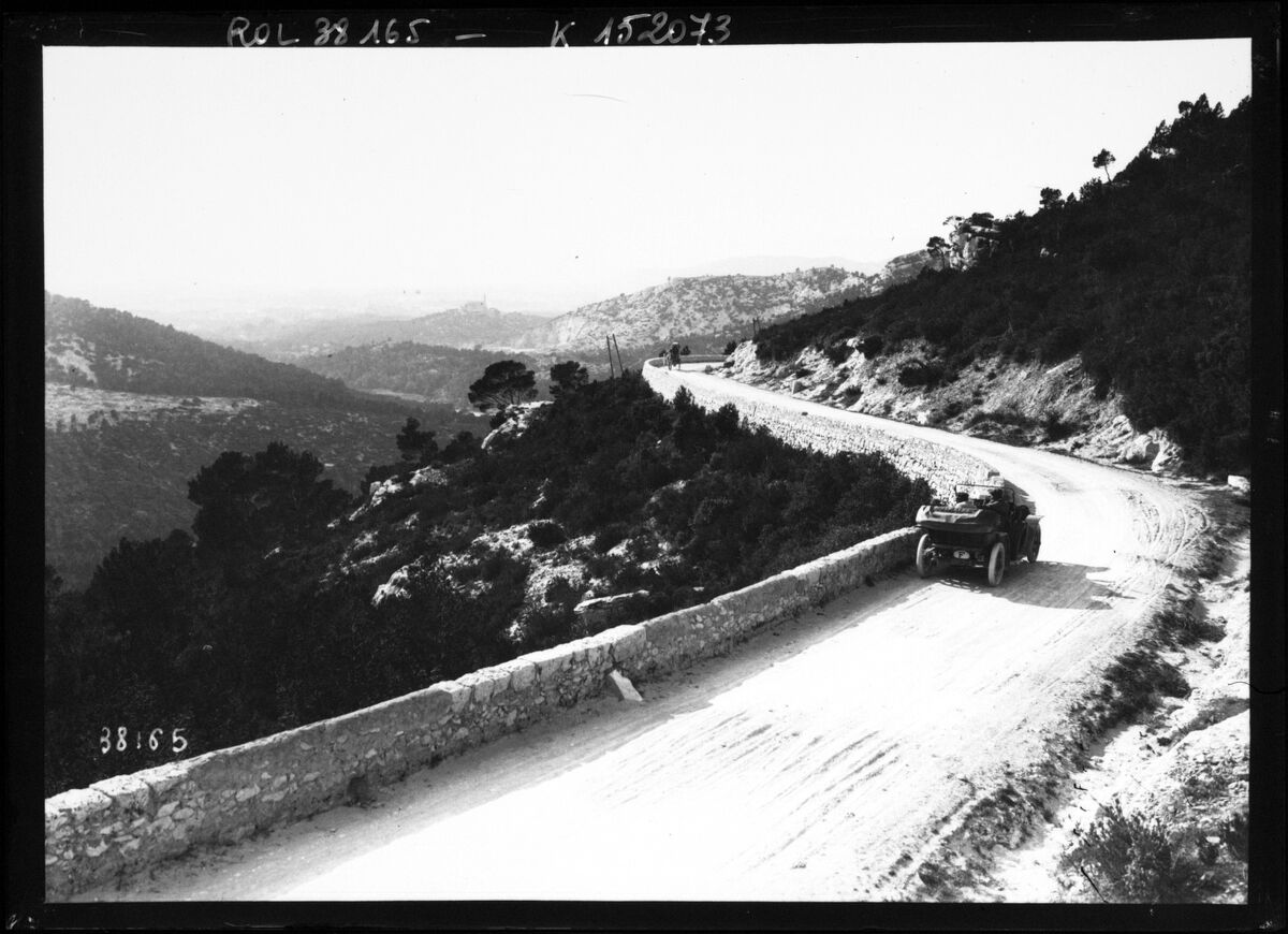 Route de Marseille à Cassis [avec une automobile] : [photographie de presse] / [Agence Rol]