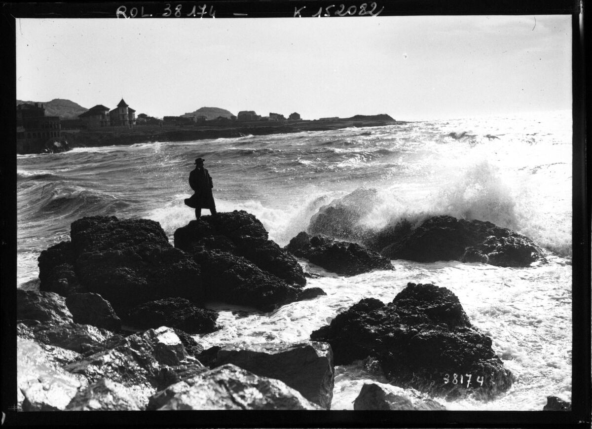 Marseille, la Pointe Rouge [homme regardant la mer agitée] : [photographie de presse] / [Agence Rol]