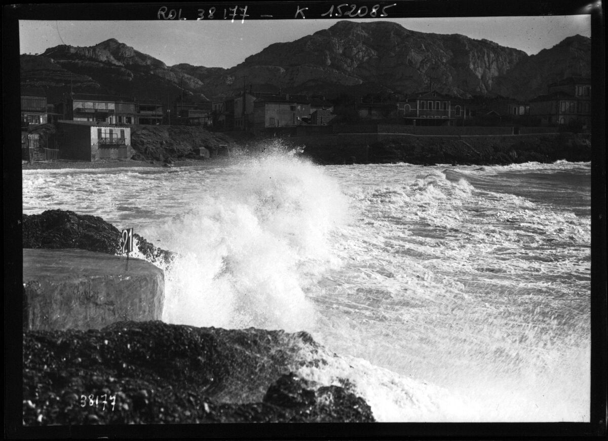 Marseille, la Pointe Rouge [vue d'une embouchure bordée d'habitations] : [photographie de presse] / [Agence Rol]