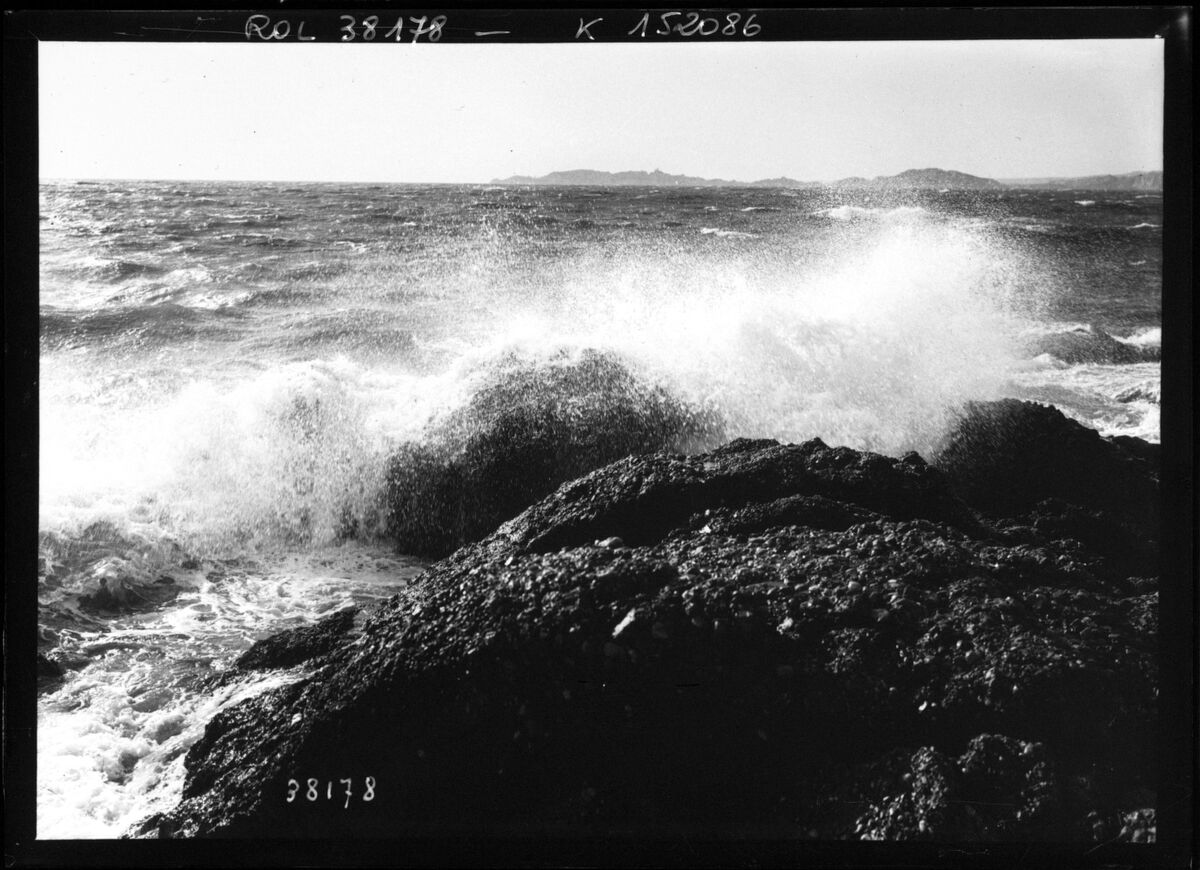 Marseille, la Pointe Rouge [mer agitée] : [photographie de presse] / [Agence Rol]