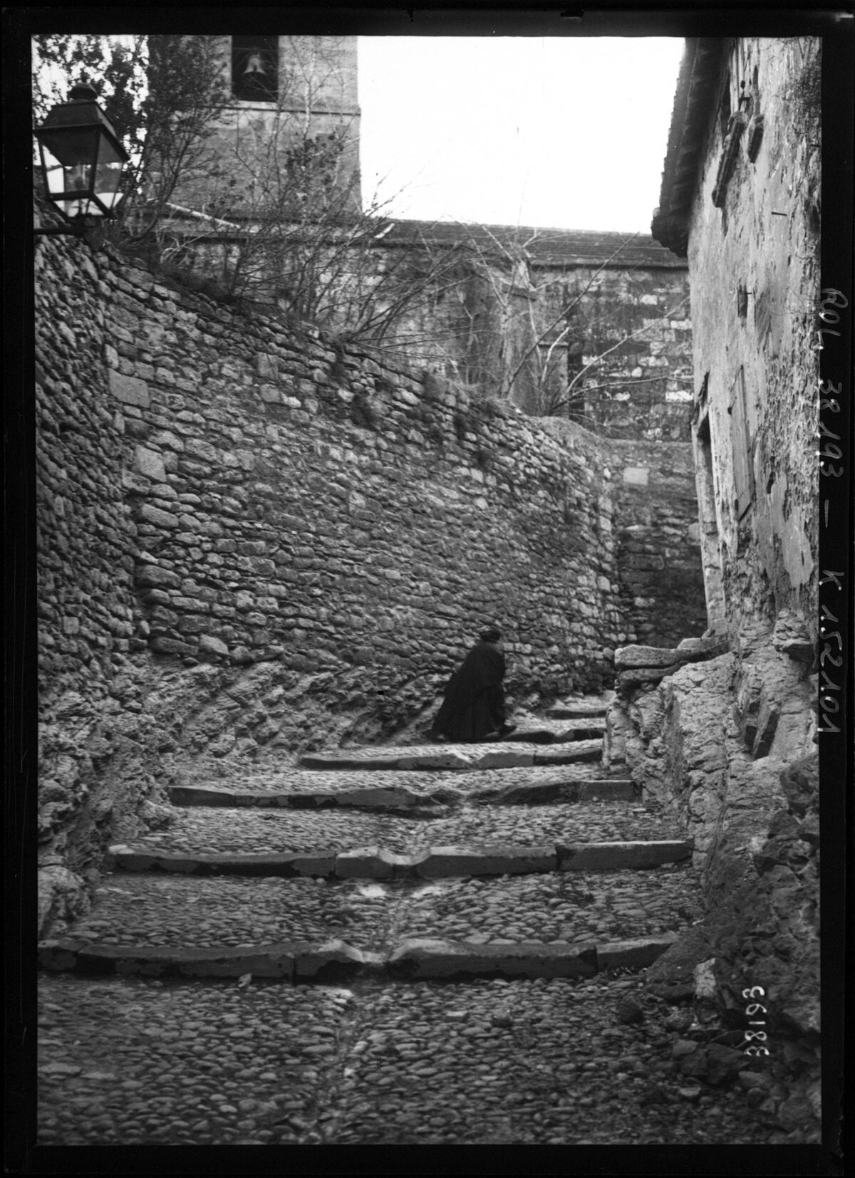 Vieille rue à Arles : [photographie de presse] / [Agence Rol]