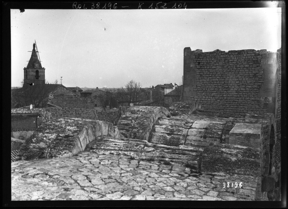 Arles, mur des arènes : [photographie de presse] / [Agence Rol]