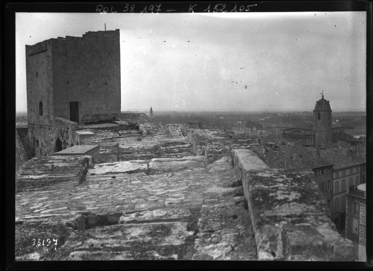 Arles, mur des arènes : [photographie de presse] / [Agence Rol]