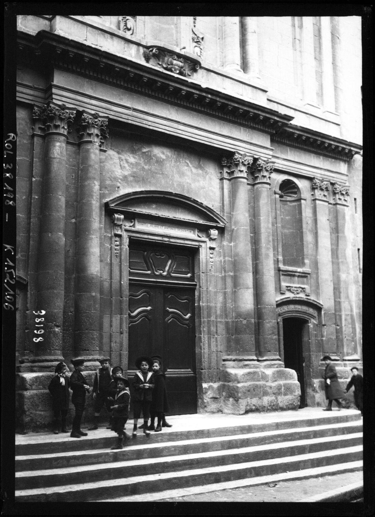Arles, église Saint-Julien [façade] : [photographie de presse] / [Agence Rol]