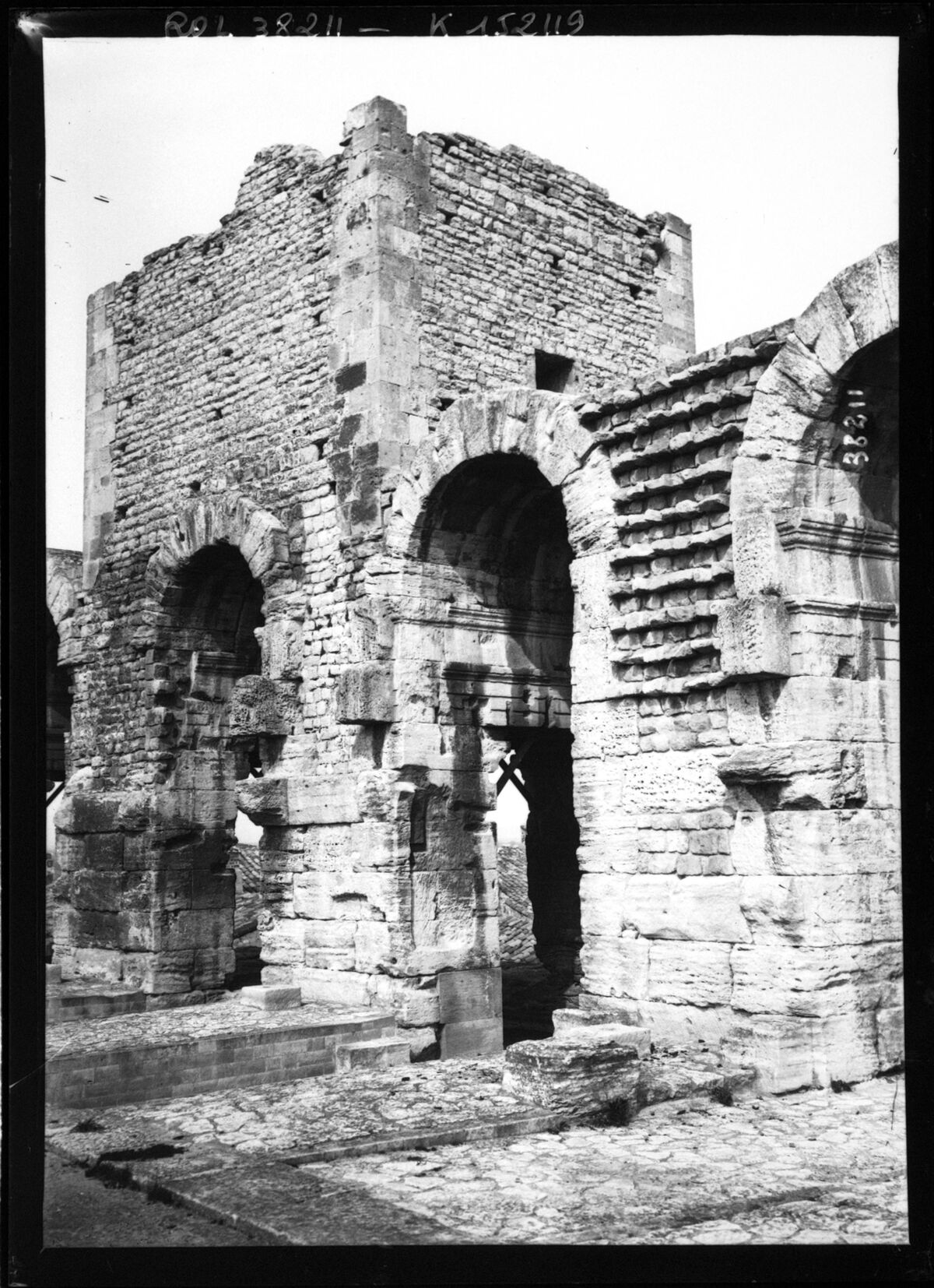 Arles, tour des arènes : [photographie de presse] / [Agence Rol]
