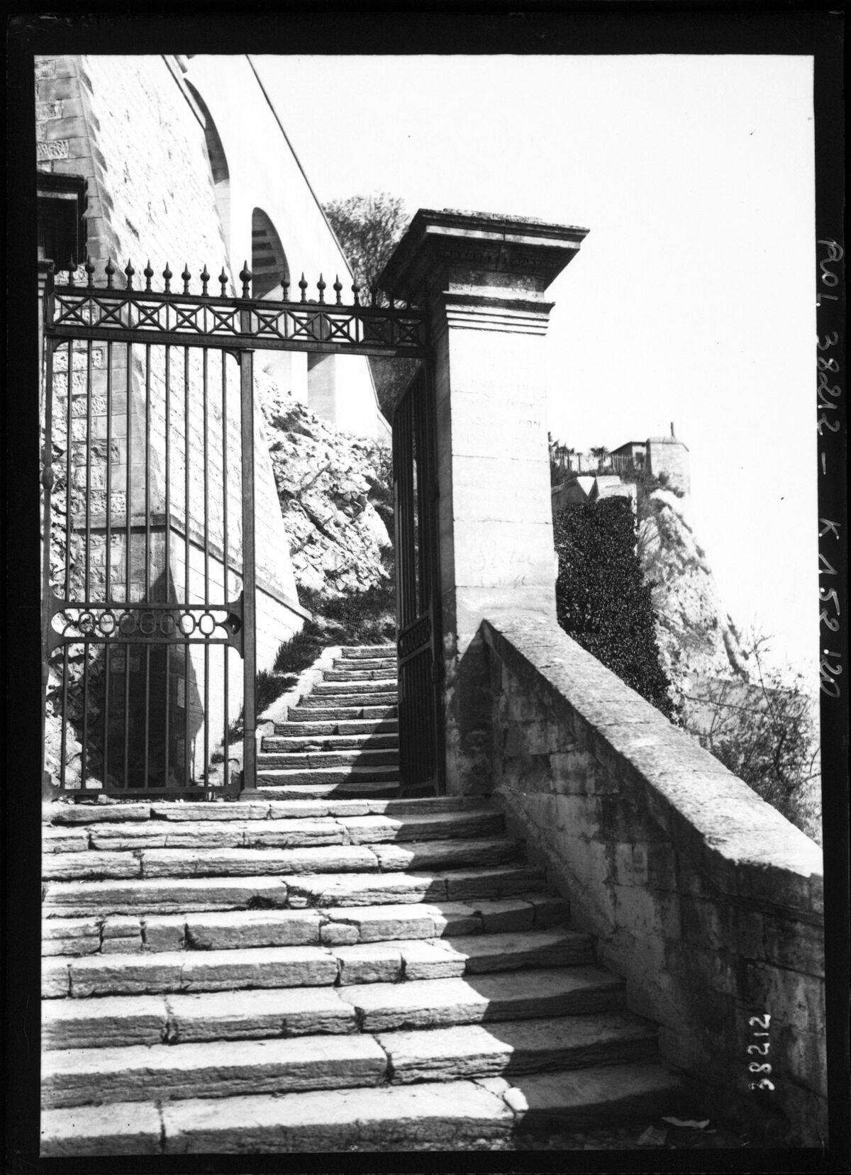 Avignon, château des Papes [un escalier] : [photographie de presse] / [Agence Rol]