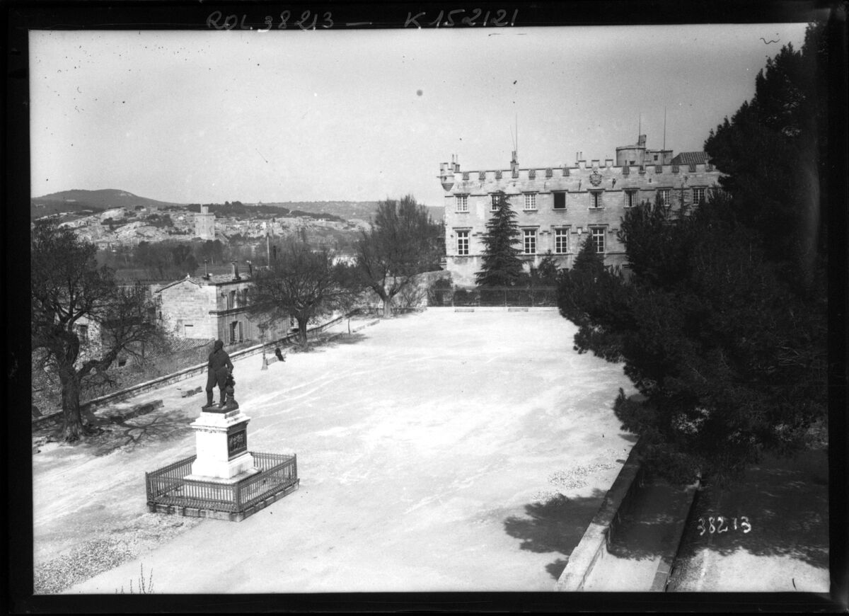 Avignon, le séminaire [vue d'une place devant un bâtiment] : [photographie de presse] / [Agence Rol]