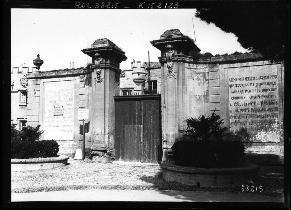 Avignon, le séminaire [vue d'une porte monumentale] : [photographie de presse] / [Agence Rol]