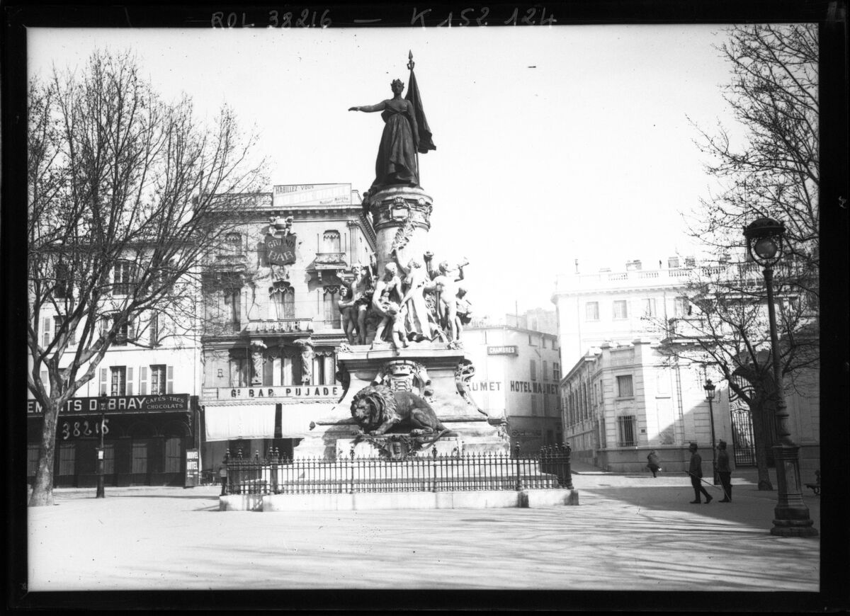 Avignon, statue de la République [place de la République] : [photographie de presse] / [Agence Rol]