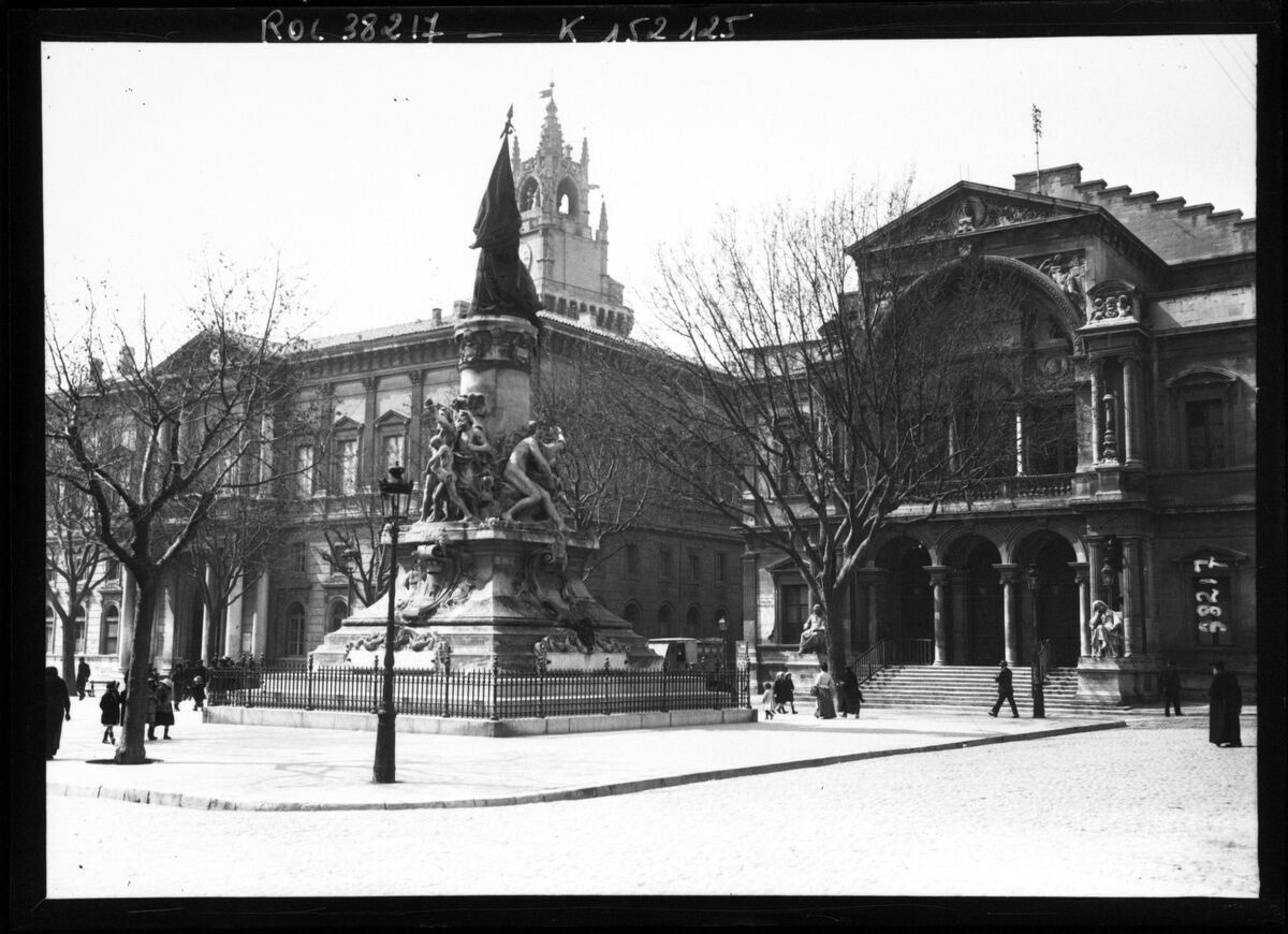 Avignon, place de la République : [photographie de presse] / [Agence Rol]