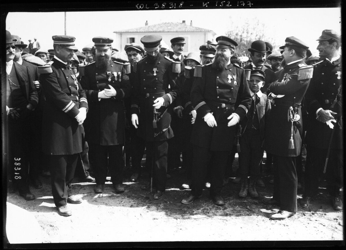 19-4-14, inauguration du monument Garros [à Fréjus], groupe d'officiers du Foudre : [photographie de presse] / [Agence Rol]