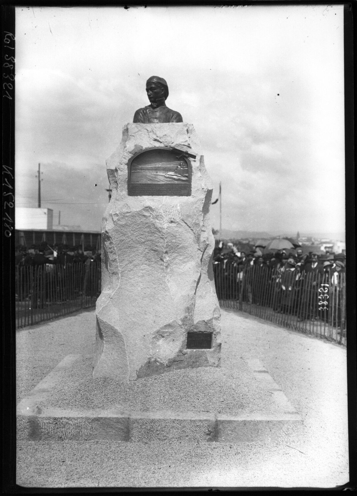 19-4-14, monument Garros [à Fréjus, monument commémorant le première traversée de la Méditerranée effectuée le 23 septembre 1913 par Roland Garros] : [photographie de presse] / [Agence Rol]