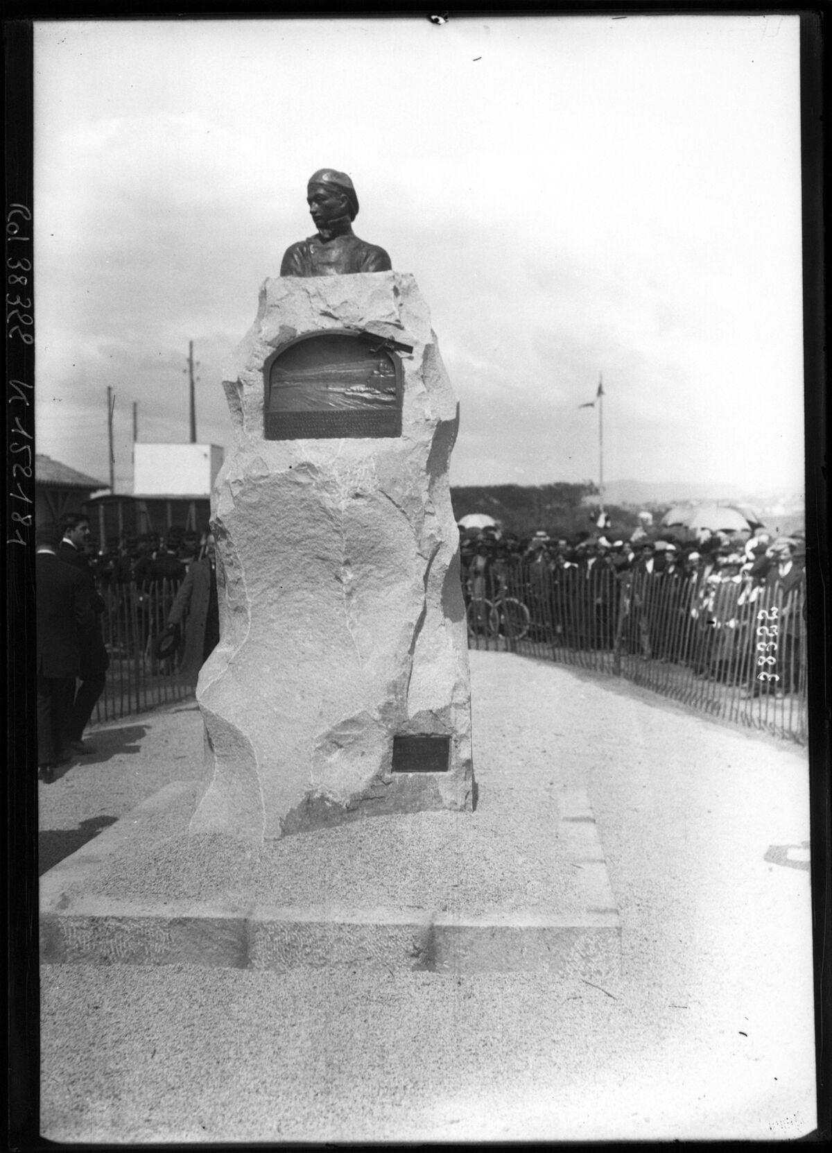 19-4-14, monument Garros [à Fréjus, monument commémorant le première traversée de la Méditerranée effectuée le 23 septembre 1913 par Roland Garros] : [photographie de presse] / [Agence Rol]