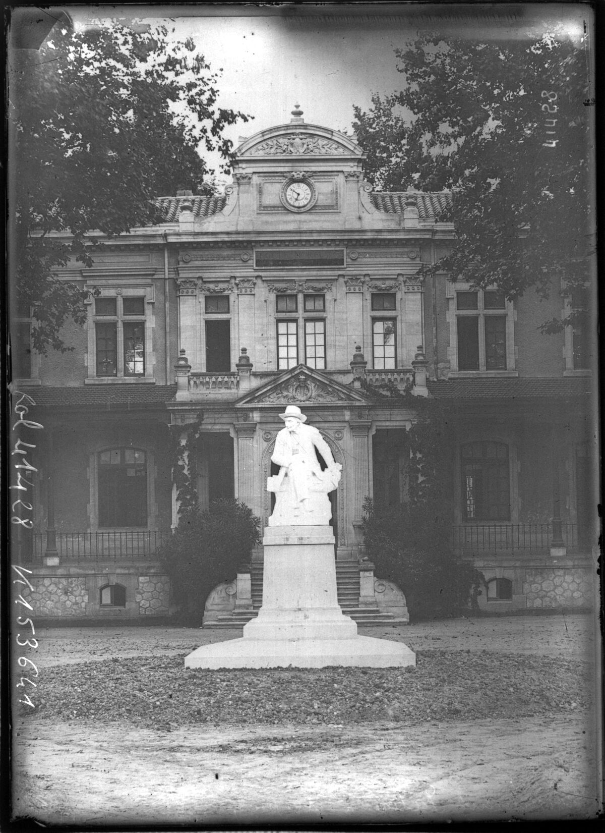 Monument Fabre à Avignon [devant les bâtiments de l'école normale] : [photographie de presse] / [Agence Rol]