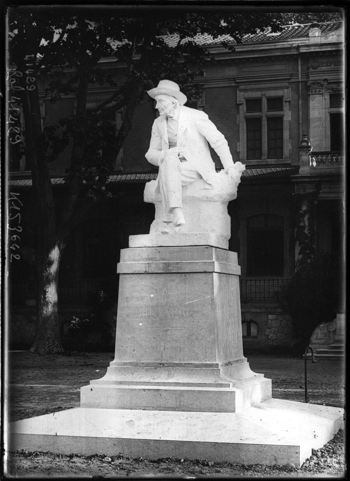 Monument Fabre à Avignon [devant les bâtiments de l'école normale] : [photographie de presse] / [Agence Rol]
