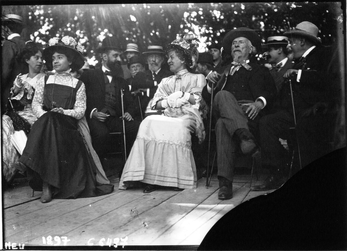 Fêtes de Mistral : M. et Mme Mistral assistent aux farandoles : [photographie de presse] / Agence Meurisse