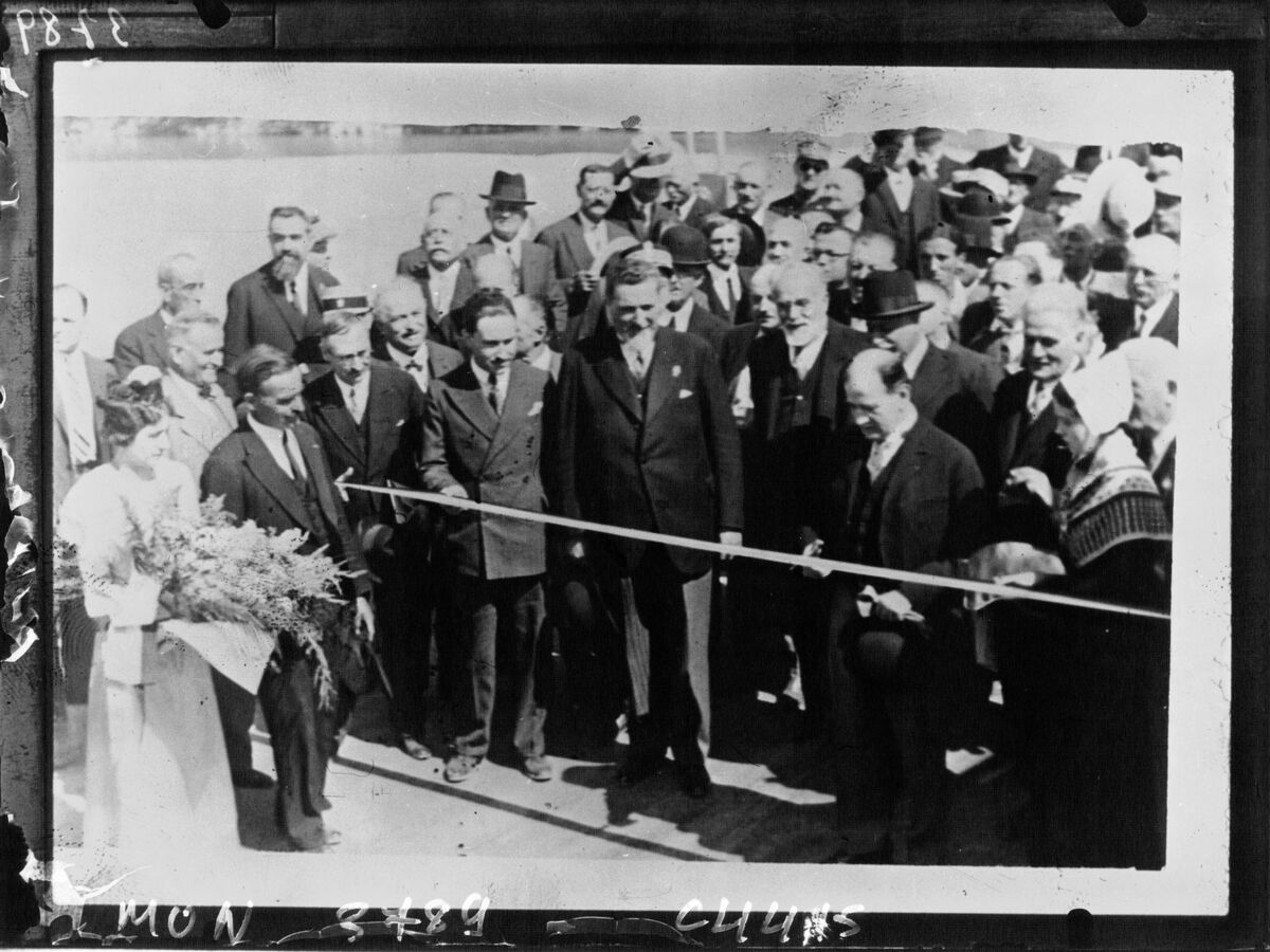 Inauguration du pont de Cavaillon : M. Daladier coupe le cordon : [photographie de presse] / Agence Mondial