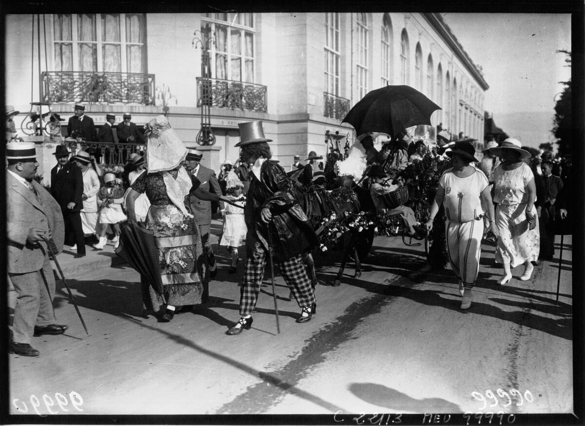 Fêtes Normandes à Deauville : la farandole de la Potinière : [photographie de presse] / Agence Meurisse