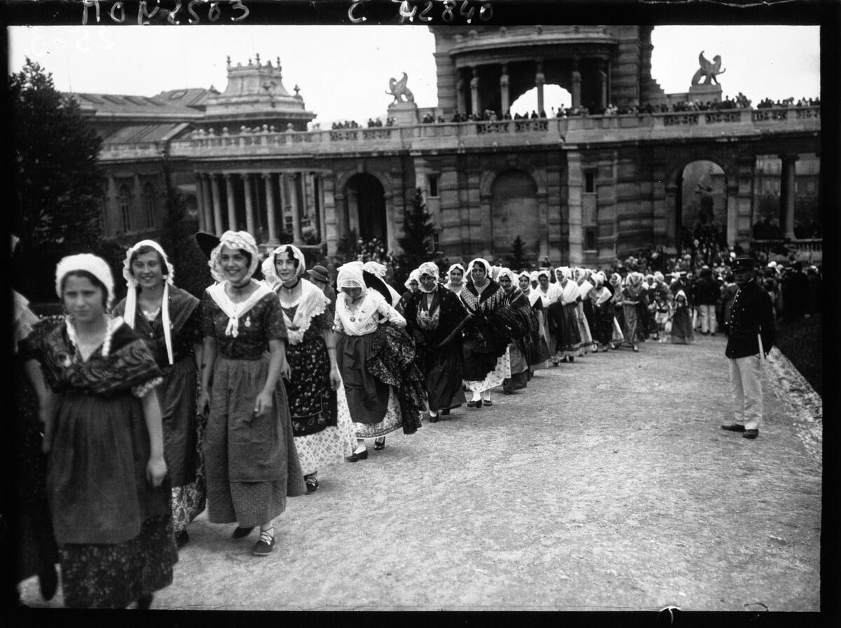 Défilé d'arlésiennes : [photographie de presse] / Agence Mondial