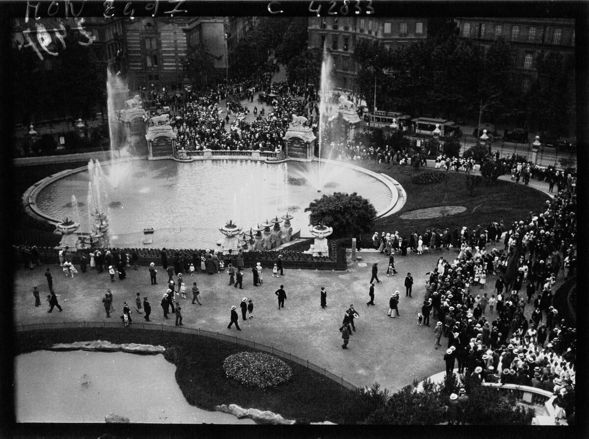 Le [Palais] Longchamp à Marseille pendant les fêtes du Mistral : [photographie de presse] / Agence Mondial